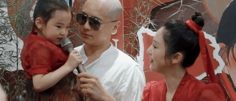 董璇给女儿过生，被拍的生图凹凸不平有了老感，高云翔也出镜了！