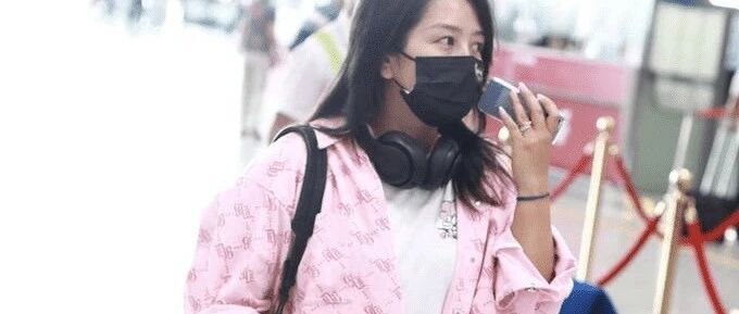 何洁晒照修瘦了几十斤，隔天在机场就拍到真人，又黑又胖打脸了！