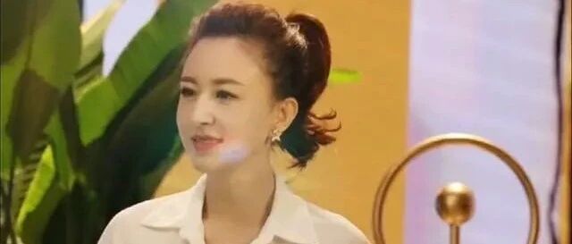 张蕾晒私下生活照，穿衬衫扎高马尾，42岁打扮知性气质优雅端庄！