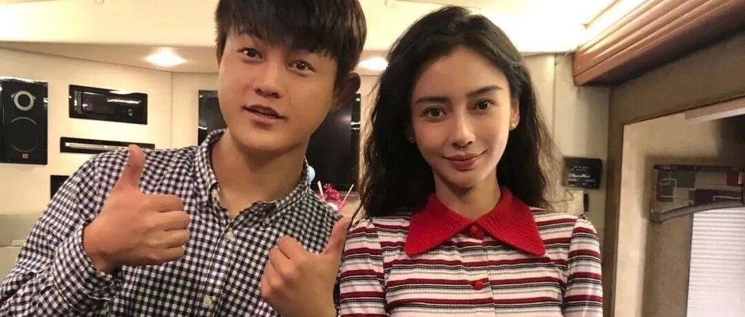 杨颖跟素人合影，穿条纹衫半身裙身材下坠，但不打光还那么漂亮！