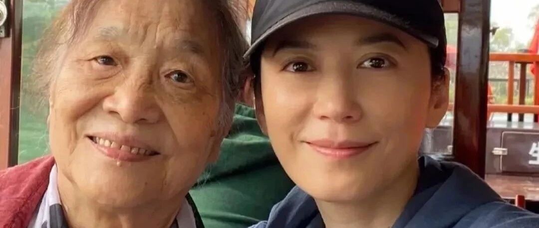 俞飞鸿跟老师合影，不美颜滤镜不修图，素颜自然干净看着舒服！