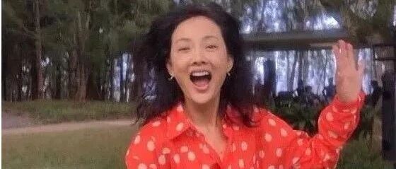 明星气质就是好，牛莉穿红色波点衬衣，把同龄人衬托的好老啊！