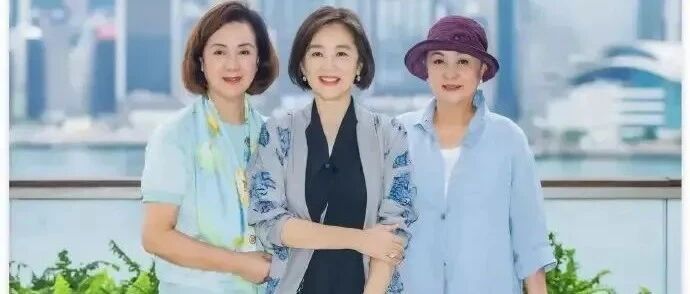 林青霞跟好友合影，气质高贵落落大方，虽然老了却非常优雅耐看！