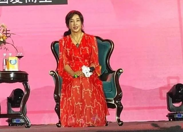 刘晓庆穿旗袍美的像幅画，脸却僵硬不自然，71岁老得一点不真实！