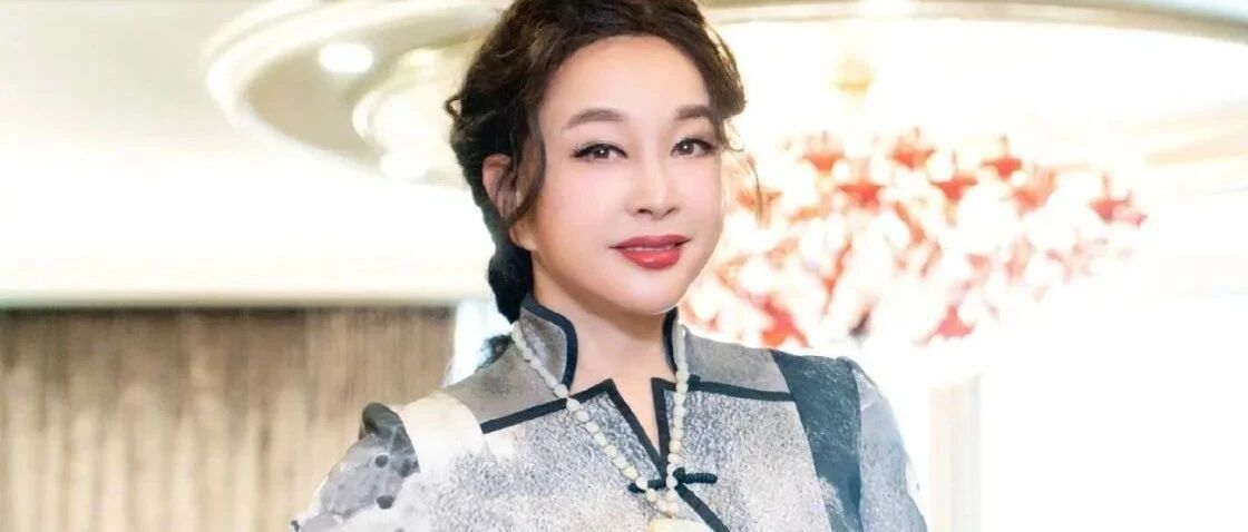刘晓庆穿旗袍美的像幅画，脸却僵硬不自然，71岁老得一点不真实！