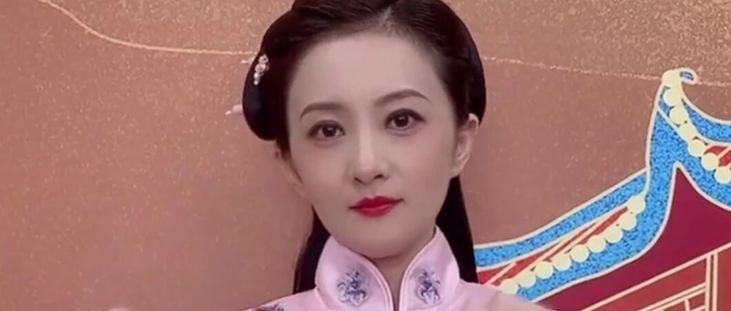 金铭穿旗袍古装亮相，气质温婉但眼袋下垂，明显是进入衰老期！