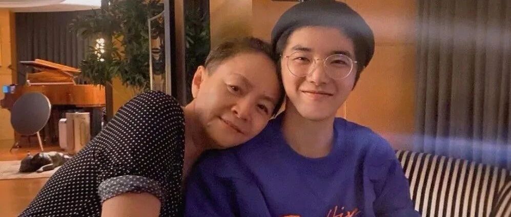 宋丹丹老了真放得开，与华晨宇挽手合影，笑出皱纹也不修图！