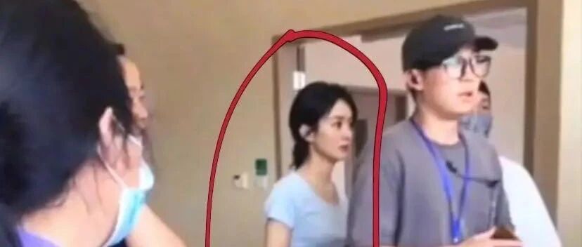 网友晒赵丽颖的路透照，这身材也太扁平了，驼着背毫无气质！