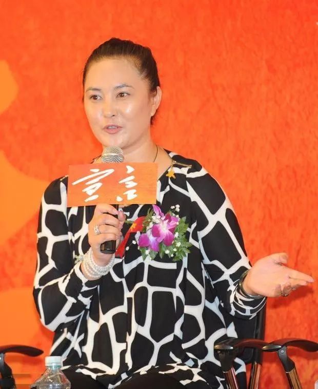 老戏骨王菁华罕见出镜，穿普通运动装还素颜，才48怎么这么老了？