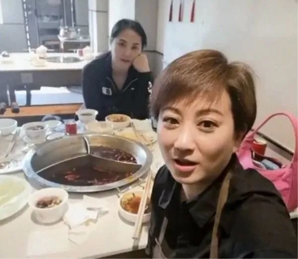 老戏骨王菁华罕见出镜，穿普通运动装还素颜，才48怎么这么老了？