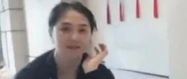 老戏骨王菁华罕见出镜，穿普通运动装还素颜，才48怎么这么老了？