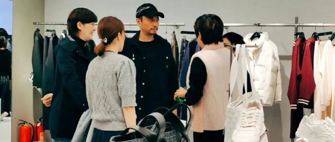 偶遇徐帆张涵予买衣服，穿棉服搭高领毛衣，一身真实老人的打扮！