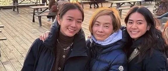 毛舜筠与女儿合影，素颜鱼尾纹多很苍老，62岁染黄发刻意装年轻！