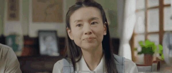 董洁长相很素，年龄一大就干瘪了，法令纹严重的像是四五十岁的！