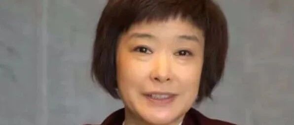 前央视主持王雪纯，素颜蜡黄和松弛，50岁就跟个农村老太太一样！