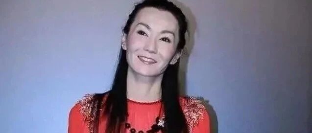 太瘦就容易老态，但张曼玉并没掩饰皱纹，穿红裙依然漂亮！