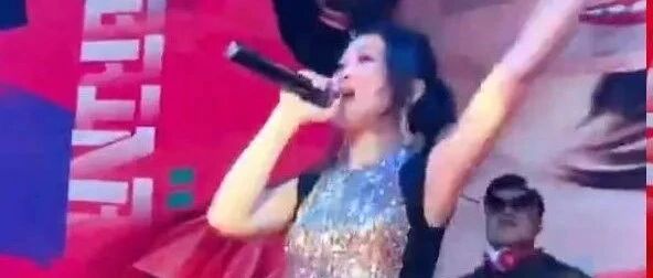 昔日港姐梁小冰，在酒吧唱歌捞金，51岁还穿亮片短裙卖力演出！