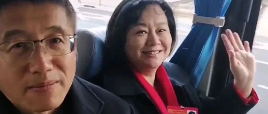 鞠萍无修饰的素颜下，满脸皱纹还秃眉发福，俨然一个普通老奶奶！