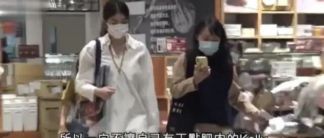 在超市偶遇陈慧琳，穿短裤大码衬衫，普通的不如一个路人好看！