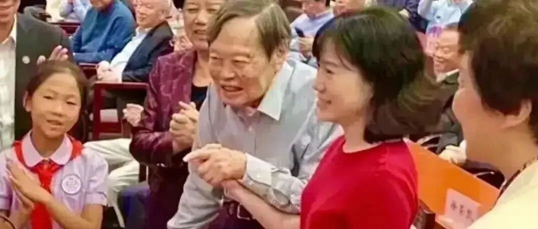 杨振宁庆百岁生日，翁帆穿红裙也难掩老态，素颜脸也上了年纪！