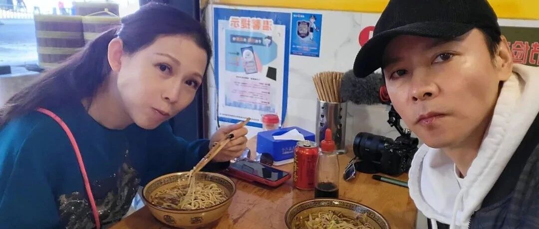 张晋跟蔡少芬逛成都，在小店吃面很有生活气息，而且还是素颜！