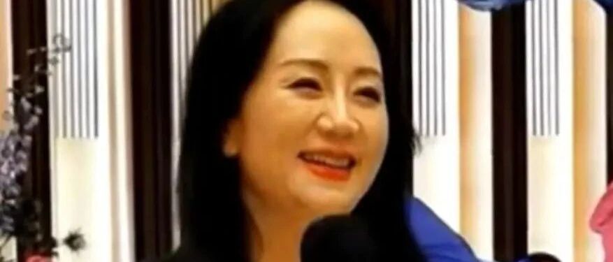 孟晚舟穿黑裙回公司，气质温婉又干练，眼袋深有皱纹也这么漂亮！