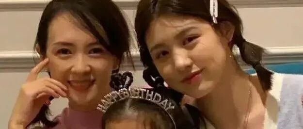 章子怡晒合影被大女儿碾压，满脸胶原蛋白确实漂亮，气质还清纯！