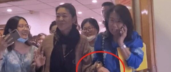 倪萍回母校被围着合影，皮肤皱皱巴巴还有斑点，这才是62岁真实样