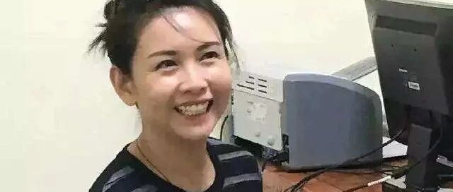 天然脸一样会老，邱淑贞脸上也有皱纹，但气质优雅依然漂亮！