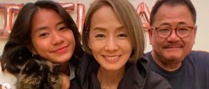 毛舜筠庆祝61岁的生日照，素面朝天没有打扮，脖子以上全是皱纹！