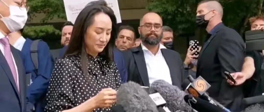 孟晚舟穿波点裙演讲，气质是高级，但发际线比父亲还高老了好多！