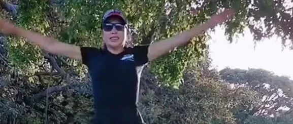 刘晓庆72岁还蹦蹦跳跳，心态是年轻，但皮肤是松的还得承认老了！