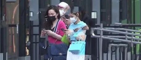 霍思燕跟闺蜜逛街穿拖鞋，腿短了一半，被网友质疑有1米6吗？