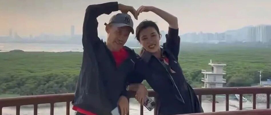 王石跟娇妻比心秀恩爱，小30岁的田朴珺肯定清纯，气质不输明星！