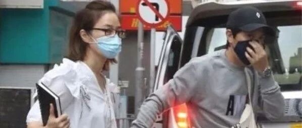 关咏荷素颜现身，穿娃娃衫状态还年轻，张家辉面额凹陷气色憔悴！