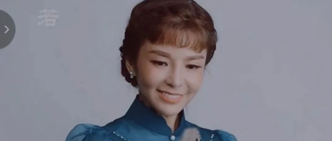 朱迅47岁却尝试超短的齐刘海，穿古典旗袍端庄优雅，特别有气质！