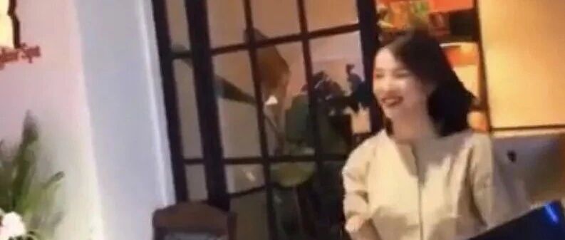 董卿帮朋友站台，穿连体裤显得年轻，但她的气质从来都无关年龄！