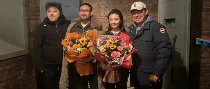 孙茜姜文杀青合影，素颜憔悴很疲惫，还没普通的阿姨漂亮有气质！