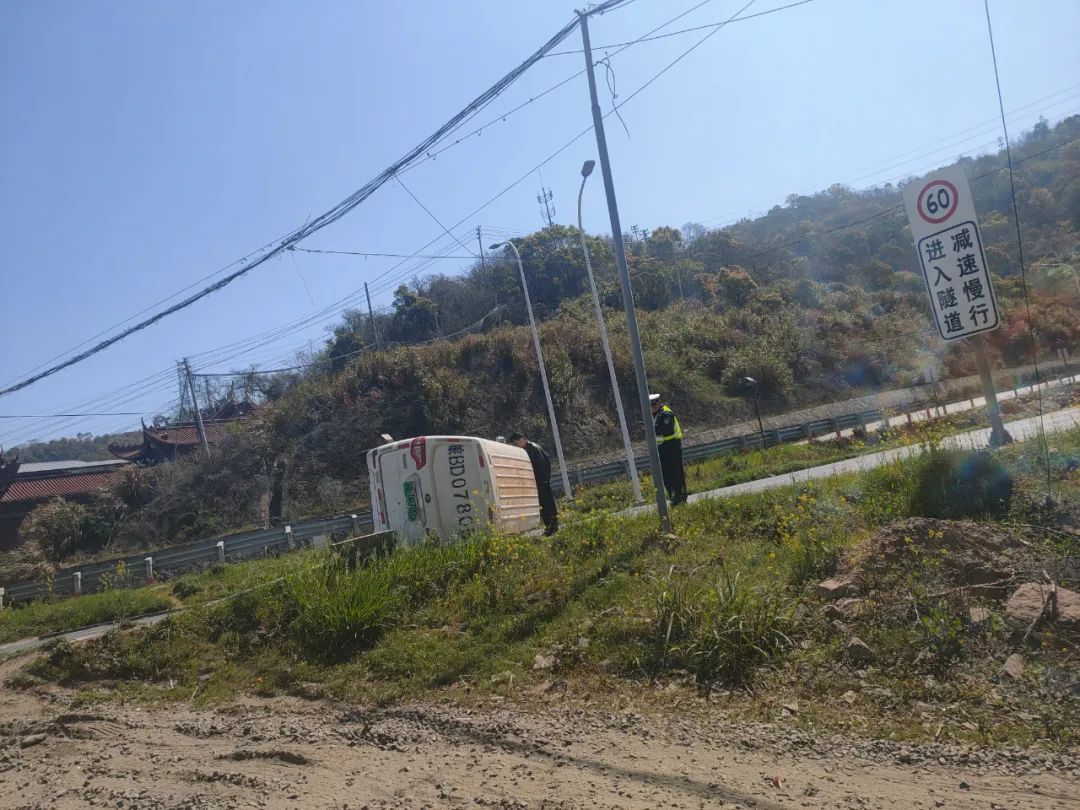 汽车腾空飞出去事故