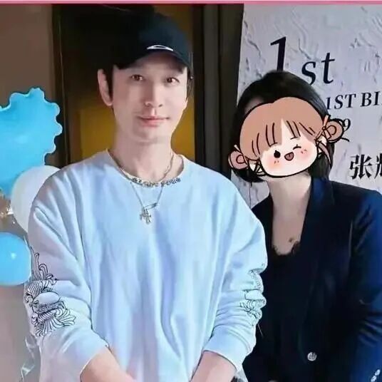 黄晓明带小海绵参加生日宴,被指一身姨味,儿子帅气大长腿随爸爸