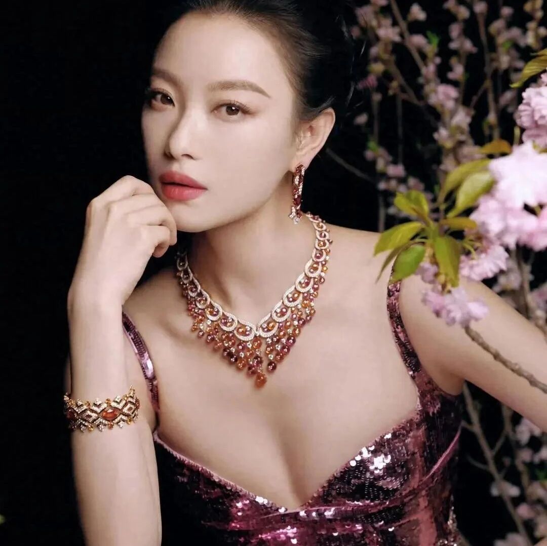 依靠强者获庇佑!与冯绍峰分手的倪妮,如今依附李宇春成资本宠儿