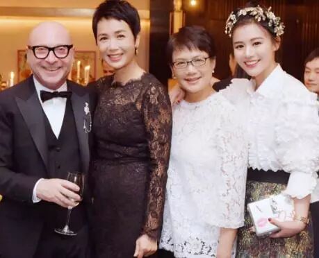 马思纯与小姨机场热聊 49岁蒋雯丽风采依旧 网友 宛如姐妹花 八卦表嫂 微信公众号文章阅读 Wemp