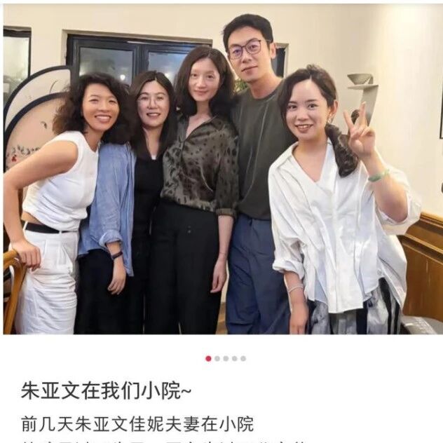 朱亚文带妻女温州游玩!他素面朝天显沧桑,和店员笑着聊天好随和