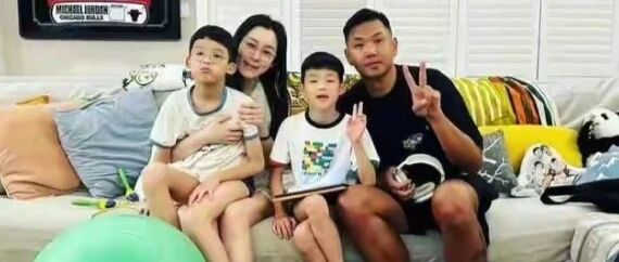 范玮琪晒一家合照,俩小孩都近视平板不离手,汪小菲的话有人信了