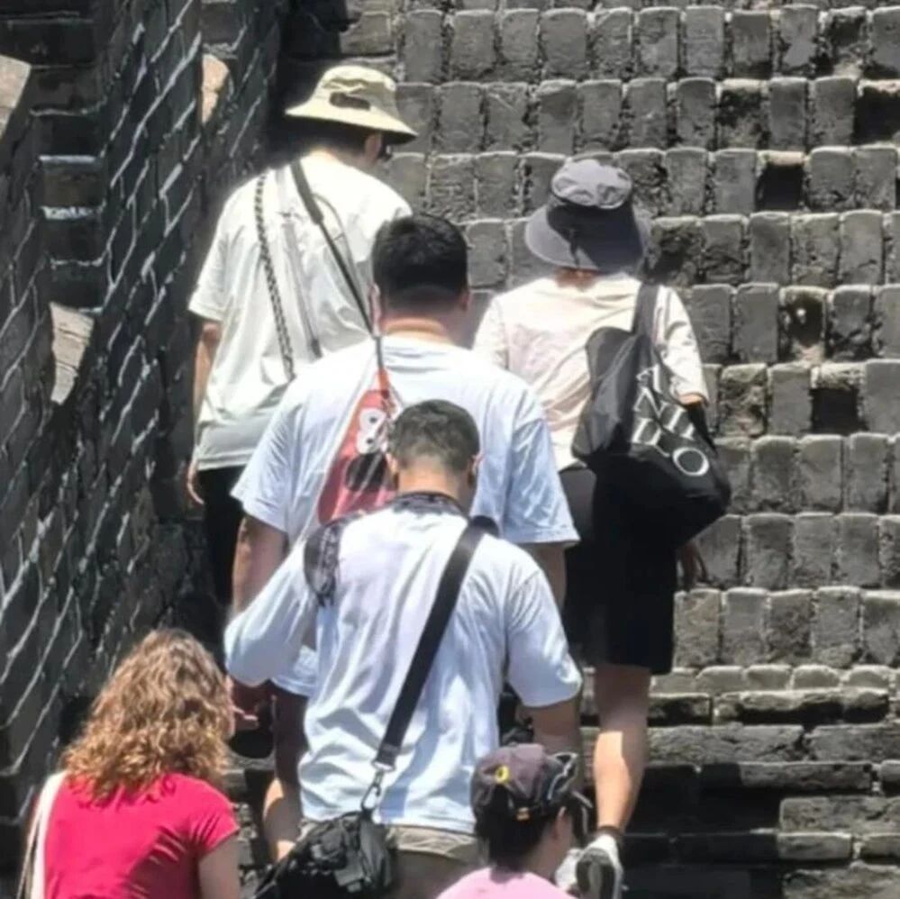 孙燕姿一家四口热天爬长城,13岁儿子冲在前面,手脚细长个头真高