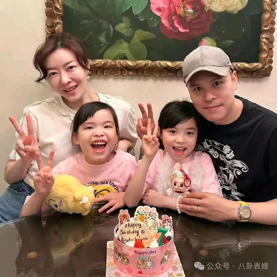 熊黛林为双胞胎女儿庆生,妹妹个子高过姐姐,一家4口同框很温馨