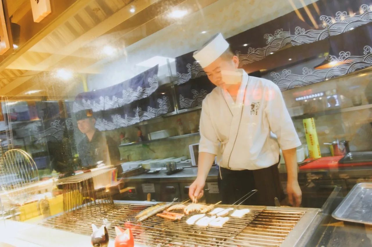 厨师在炭火烧烤中