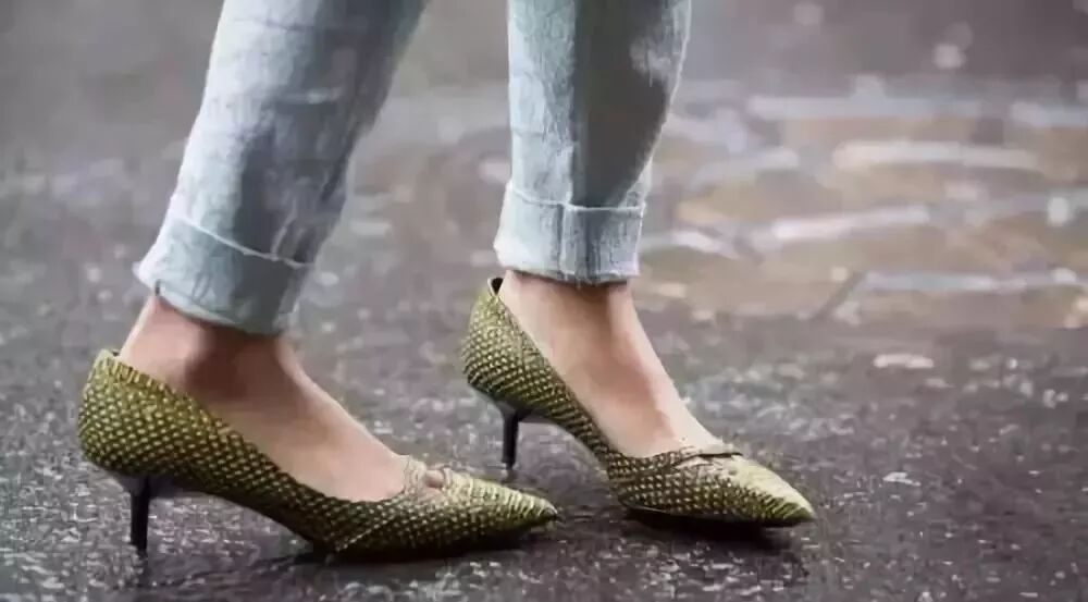 磨脚的鞋子怎样处理脚的小妙招_脚磨红了怎么办小妙招_解决鞋子磨脚的小妙招