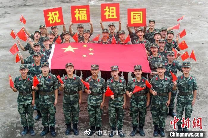 手势传递着深深爱意声声祝福透露着浓浓家国情怀"看我泱泱大国国旗