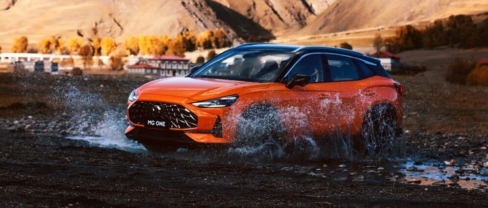 燃油车的驾控 电动车的智能，11.11万起预售的MG ONE它都有